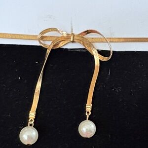 Elegant Gold Bow Choker with Pearls